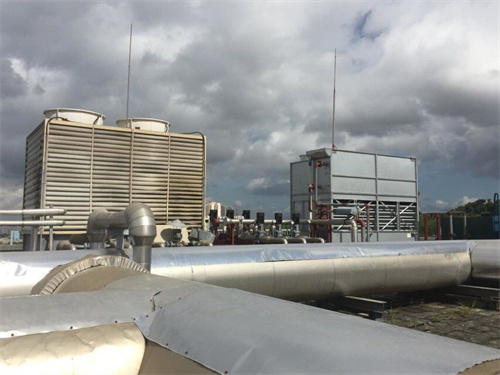 冷卻冷卻塔效果不佳“align=”的原因 /></p><p>? <a href=http://www.hengtong888.cn/tags1_0.html target=_blank class=infotextkey>閉式冷卻塔</a>在塔內設置管式換熱器,通過循環空氣、噴淋水和水的熱交換來保證降溫。循環水作用。<a href=http://www.hengtong888.cn/tags1_0.html target=_blank class=infotextkey>閉式冷卻塔</a>來源于蒸發冷卻器,它實際上是一種結合了水冷冷卻器和傳統冷卻塔特點的熱交換器。它也是水冷卻器和空氣冷卻器之間的熱交換器,因此有的廠家稱之為“蒸發式空氣冷卻器”。 </p><p> ?<a href=http://www.hengtong888.cn/tags1_0.html target=_blank class=infotextkey>閉式冷卻塔</a>在塔內設置管式換熱器,通過循環空氣、噴淋水和循環水的熱交換來保證冷卻效果。由于是閉式循環,可以保證水體不受污染,很好地保護主要設備的運行,提高使用壽命。當外界溫度較低時,可停止噴水系統以節約用水。 </p><p>?<a href=http://www.hengtong888.cn/tags1_0.html target=_blank class=infotextkey>閉式冷卻塔</a>的溫度大大降低。冷卻盤管內的冷卻物質可以通過管外的噴水蒸發,帶來大量的熱量。本質上,分析可以更接近周圍濕球的溫度;由于<a href=http://www.hengtong888.cn/tags1_0.html target=_blank class=infotextkey>閉式冷卻塔</a>的冷卻盤管是閉路循環,不受外界環境的污染,減少了結垢的可能性,更有利于系統的管理。經濟運行;由于不同冷卻盤管連接的減少降低了信息系統數據泄露的可能性,因此選擇了更適合密封技術法規的高液體冷卻解決方案系統。 </p><p>?提高生產效率,軟化水循環,不污垢、不堵塞、不流失;增加設備使用壽命,保證設備可靠穩定運行,減少故障,避免事故發生;提高廠房利用率,無需水池,減少占用占地面積,節省空間;占地面積小,安裝、移動、布局方便;結構緊湊、操作簡單、運行穩定、自動化程度高;節省運行成本,多種模式自動切換,智能控制;直接冷卻腐蝕性材料熱開關。 </p><p>?在<a href=http://www.hengtong888.cn/tags1_0.html target=_blank class=infotextkey>閉式冷卻塔</a>的設計中,噴水滅火系統根據溫度自動打開。這也充分考慮了環境溫度的變化。當溫度較高,氣體傳熱、冷卻達不到要求標準時,自動開啟噴水,幫助冷卻,通過冷卻水的蒸發吸收熱量;在環境溫度較低的前提下,無需噴淋即可充分達到冷卻效果,降低了<a href=http://www.hengtong888.cn/tags1_0.html target=_blank class=infotextkey>閉式冷卻塔</a>的成本。 </p> <p><center><img src= 冷卻塔冷卻效果差的原因